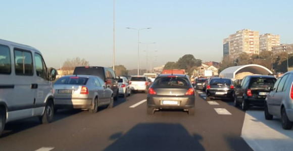 Lančani sudar pet putničkih vozila i jednog autobusa