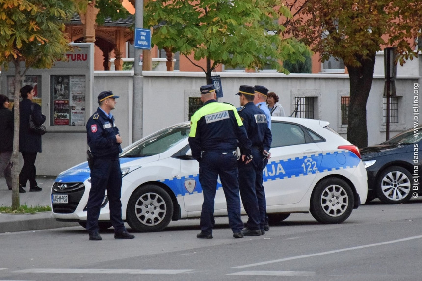 Pravili haos po Ljeljenči, napali vlasnika lokala