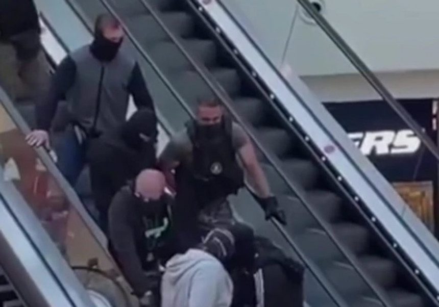 Filmsko hapšenje u tržnom centru (VIDEO)