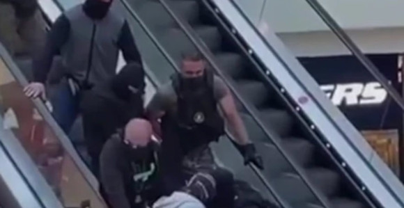 Filmsko hapšenje u tržnom centru (VIDEO)
