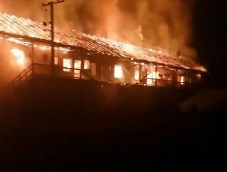 Požar u Baču: Vatra progutala stanove 20 porodica