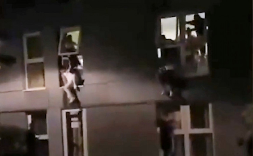 Studenti bježe od policije sa korona žurke kroz prozore