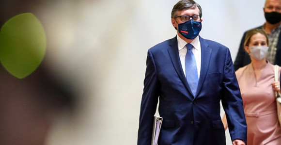 Tražiti od političara da se bore protiv korupcije je besmisleno