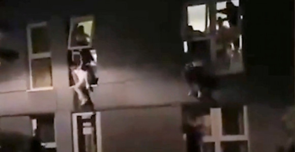 Studenti bježe od policije sa korona žurke kroz prozore