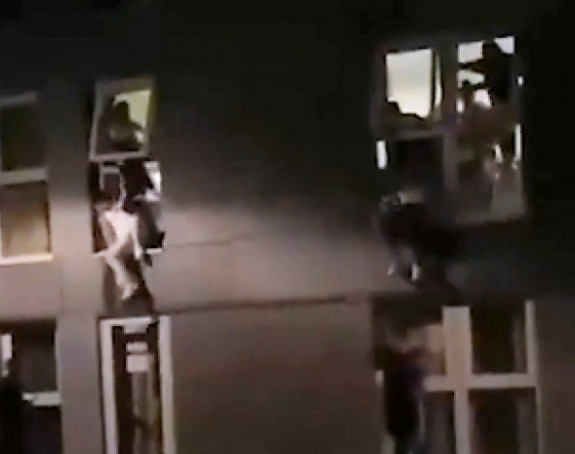 Studenti bježe od policije sa korona žurke kroz prozore