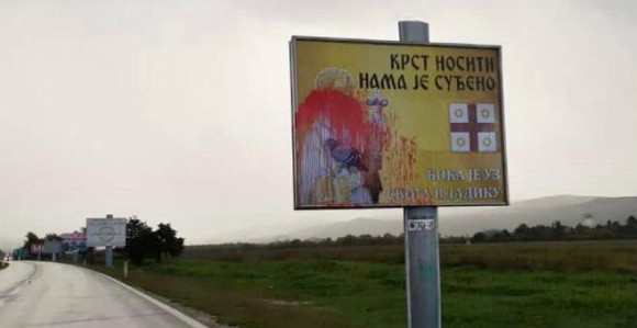 Oštećen bilbord s likom mitropolita Amfilohija