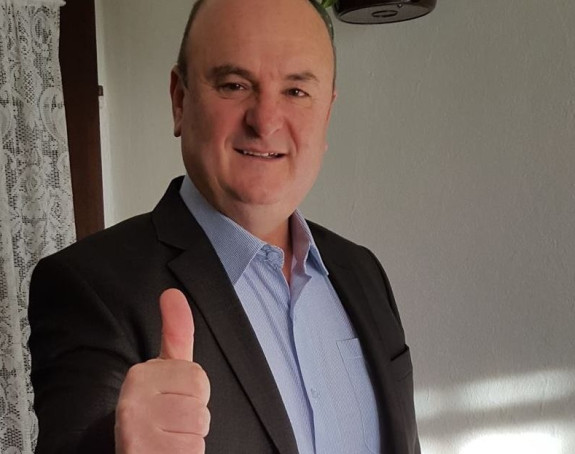 Kćerki dali otkaz jer se kandidovao na listi SDS-a!