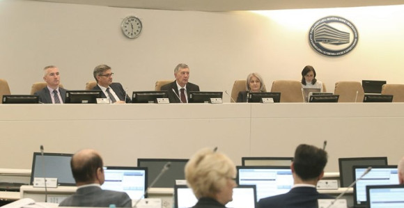 Narodu otkazi, političarima novi automobili