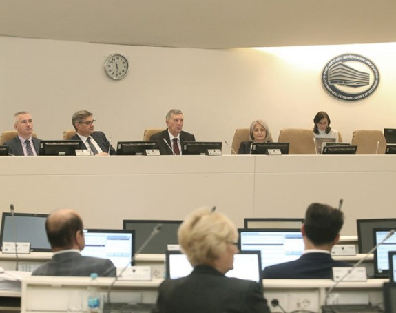 Народу откази, политичарима нови аутомобили