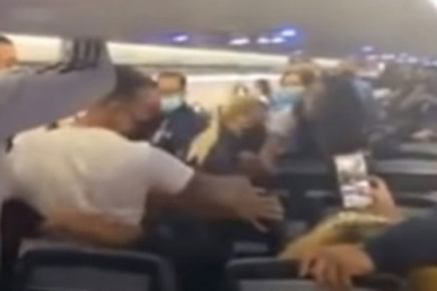 Putnici snimili masovnu tuču u avionu zbog maske