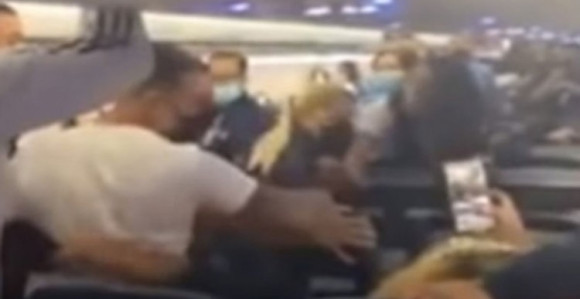 Putnici snimili masovnu tuču u avionu zbog maske
