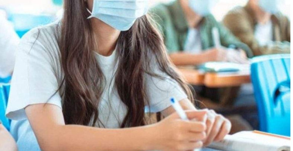 Pred zatvaranjem škola, đaci se zarazili na proslavi