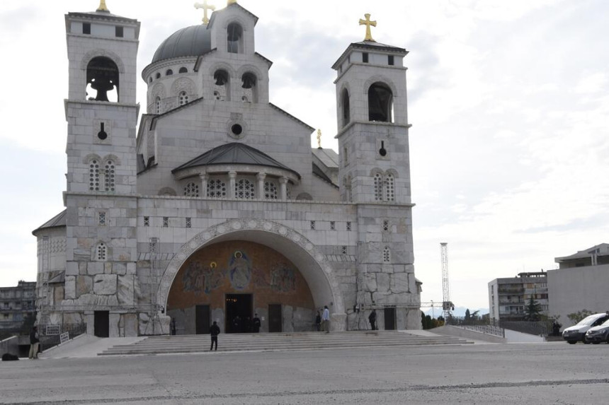 Сахрана Амфилохија у недјељу, Иринеј служи литургију