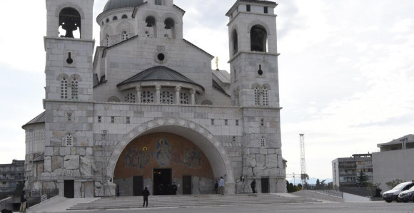 Сахрана Амфилохија у недјељу, Иринеј служи литургију