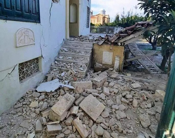 Samos: Pao zid zgrade, poginulo dvoje djece