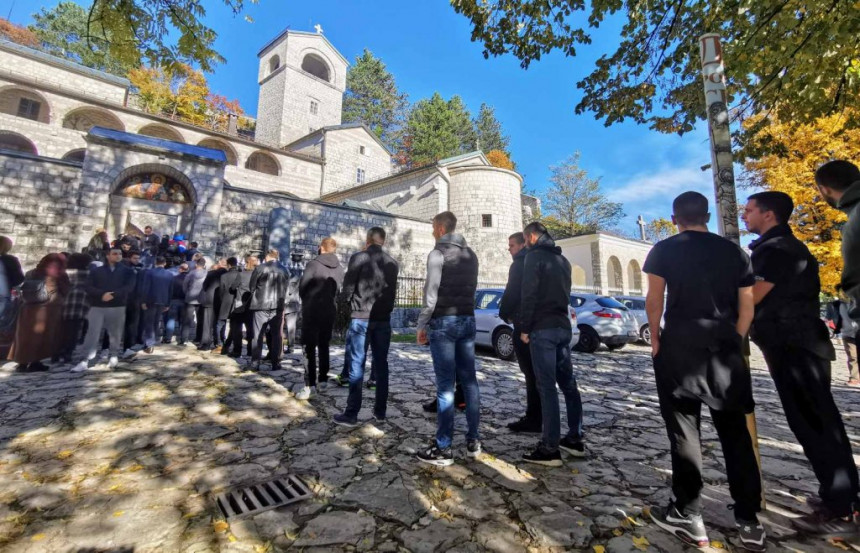 Kolone ljudi ispred Cetinjskog manastira