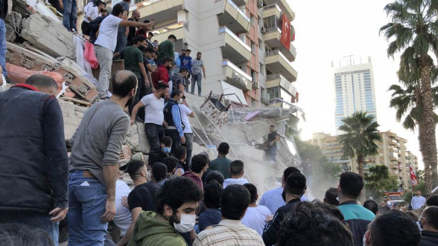 U Izmiru stradala 51 osoba, stotine povrijeđenih