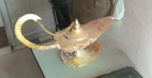 Prevareni lekar kupio lažnu Aladinovu lampu!