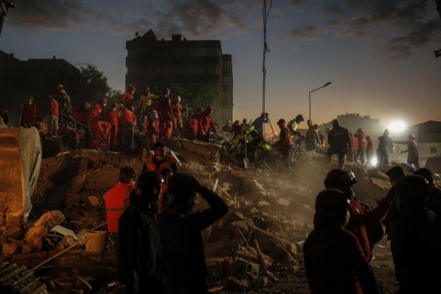 Novi bilans u Turskoj: 100 mrtvih od zemljotresa