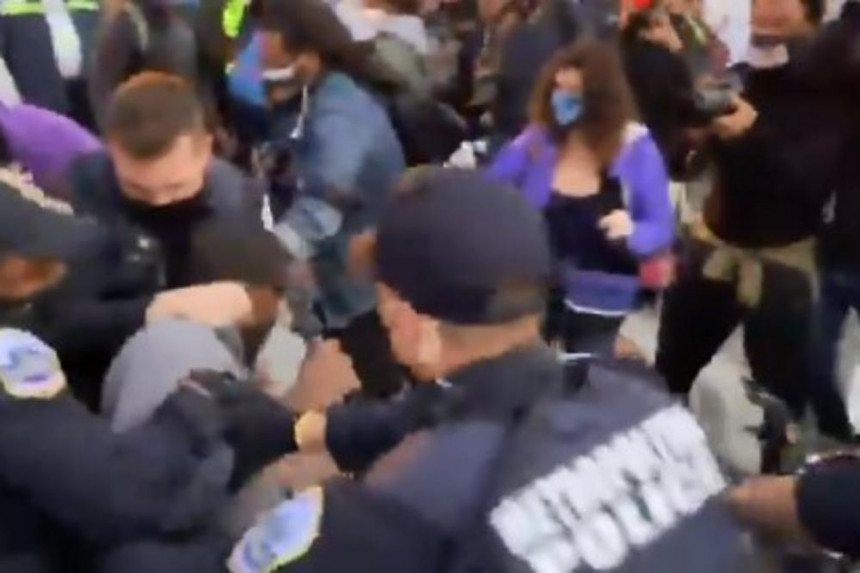 Incident na protestu kod Bijele kuće (VIDEO)