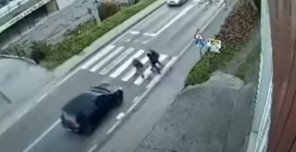 Kamere snimile kada je automobil udario djecu u Cazinu
