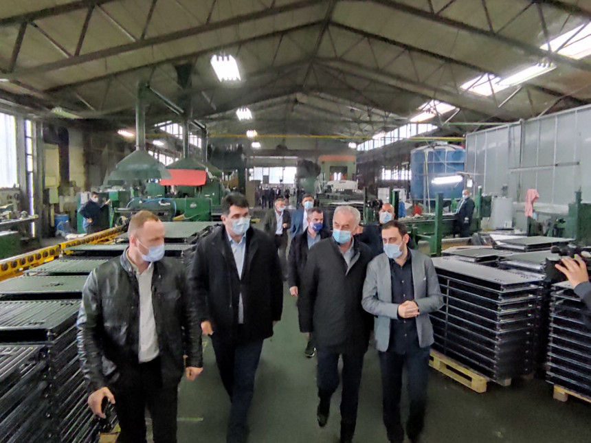 Šarović i Savić posjetili uspješnu fabriku u Loparama