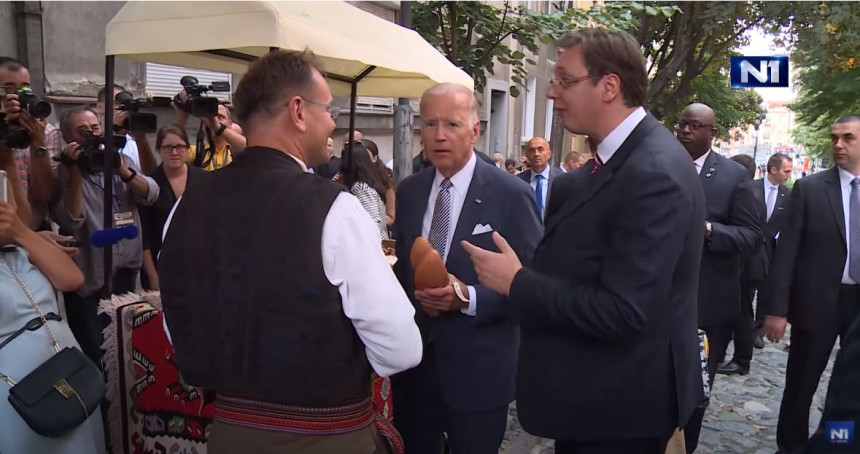 Kako je Vučić kupio opanke Bajdenu (VIDEO)