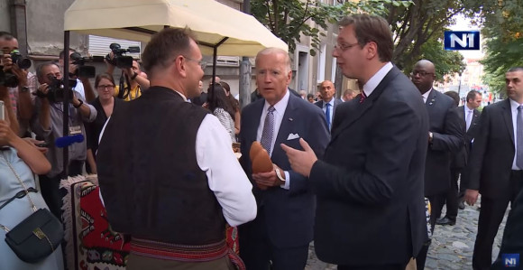 Kako je Vučić kupio opanke Bajdenu (VIDEO)