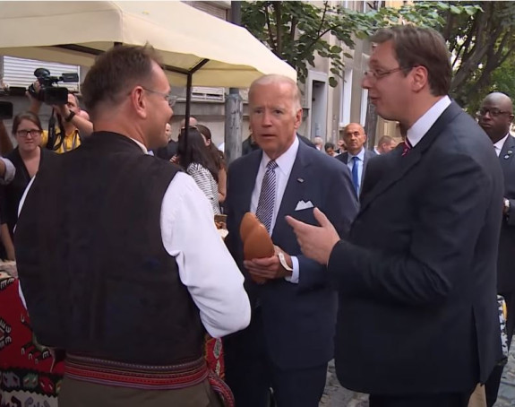 Kako je Vučić kupio opanke Bajdenu (VIDEO)