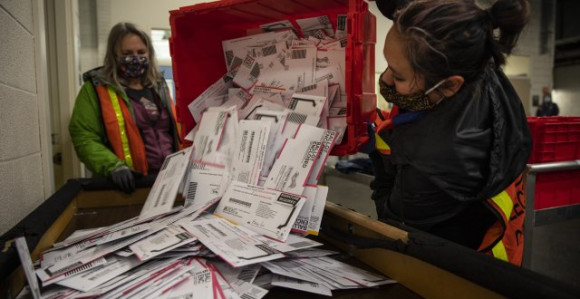 Напетост расте у САД, гласови се и даље броје