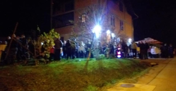 Ko je rekao pa porekao da neće držati skupove?!