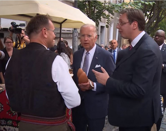 Kako je Vučić kupio opanke Bajdenu predsjedniku SAD