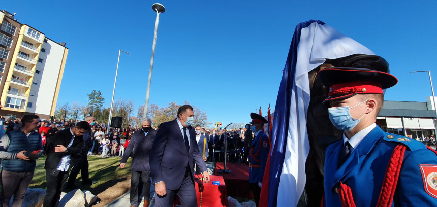 Važnija mu stranka od boraca - kasnio skoro sat!?