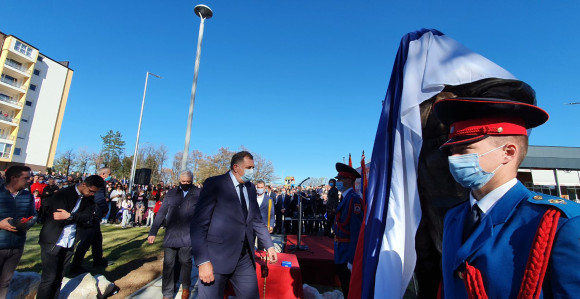 Важнија му странка од бораца - каснио скоро сат!?