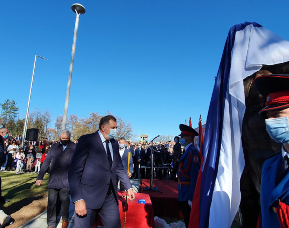 Važnija mu stranka od boraca - kasnio skoro sat!?