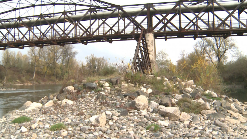 Niko ne obraća pažnju na stari austrougarski most