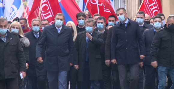 Bahatost na sceni: Vlast donosi i najviše krši mjere