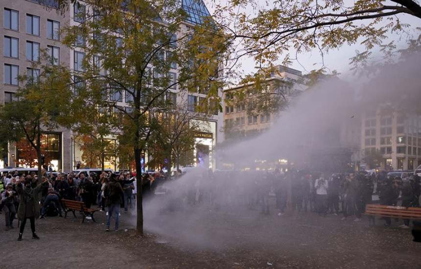 Policija vodenim topom rastjerala demonstrante