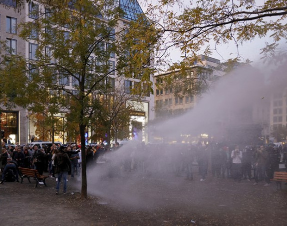 Policija vodenim topom rastjerala demonstrante
