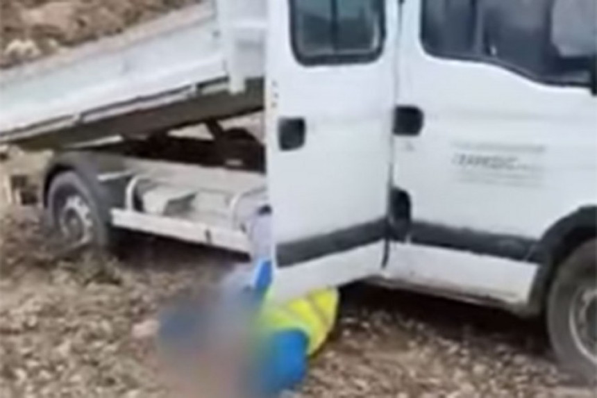 Pijani komunalci ispadali iz kombija (VIDEO)