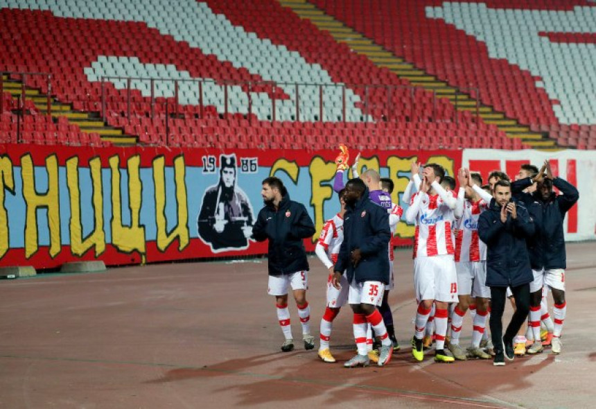 Navijači Zvezde upali na teren i održali govor