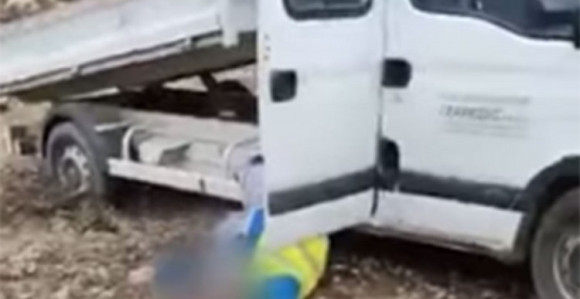 Pijani komunalci ispadali iz kombija (VIDEO)