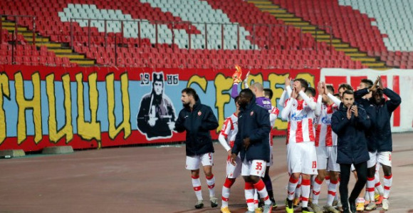 Navijači Zvezde upali na teren i održali govor