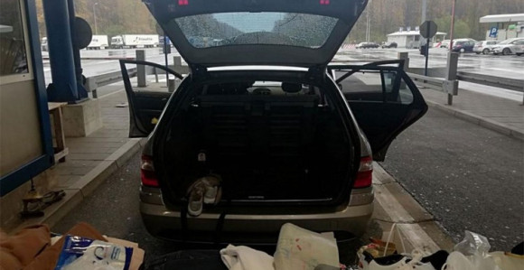 Carinici otkrili zlatne poluge i dukate u mercedesu