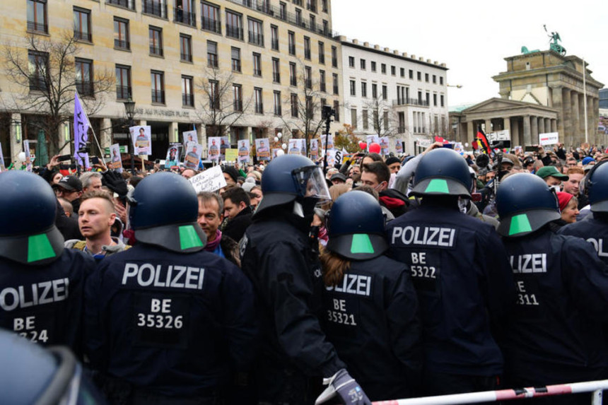 Hoas u Berlinu, policija odgovorila vodenim topovima