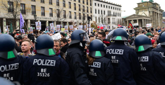 Hoas u Berlinu, policija odgovorila vodenim topovima