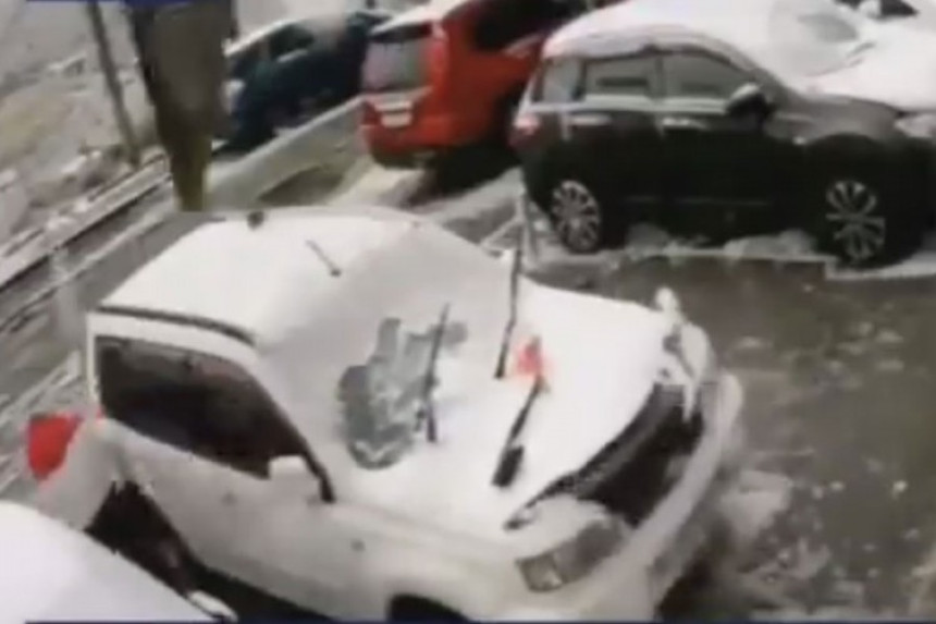 Izbjegao tragediju za dlaku, stradao "samo" auto! (VIDEO)