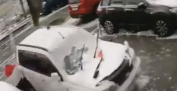 Izbjegao tragediju za dlaku, stradao "samo" auto! (VIDEO)