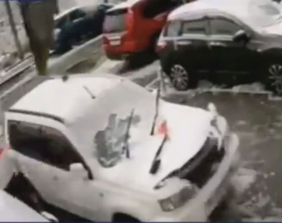 Izbjegao tragediju za dlaku, stradao "samo" auto! (VIDEO)