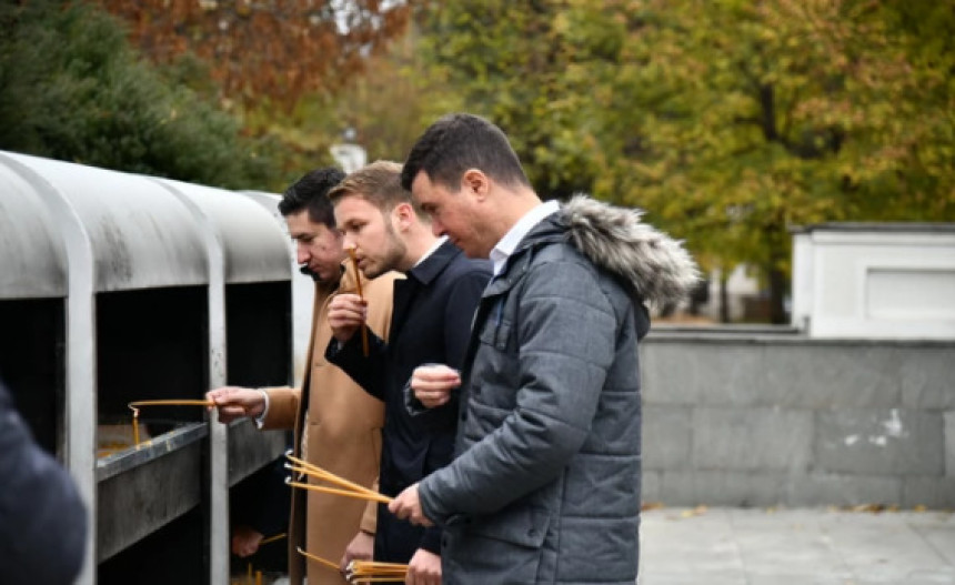 Stanivuković za pokoj duše zapalio svijeću patrijarhu